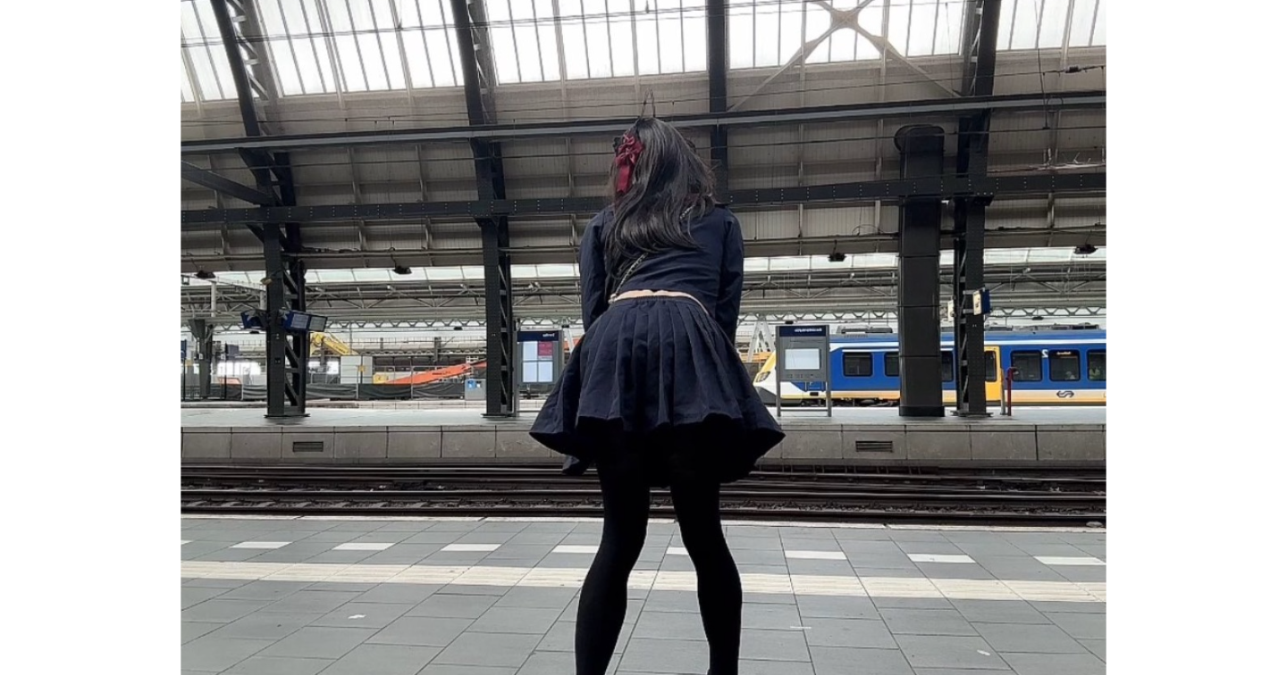 未セクの女の子とカップル喫茶に突入してレズプレイしてきた